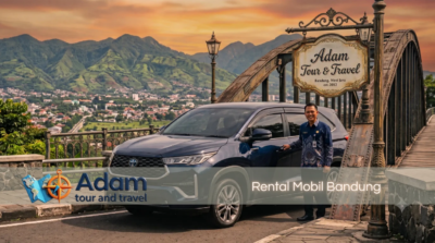 Supir Adam Tour & Travel siap melayani sewa mobil Bandung dengan supir, dengan SUV biru di latar pegunungan Bandung.