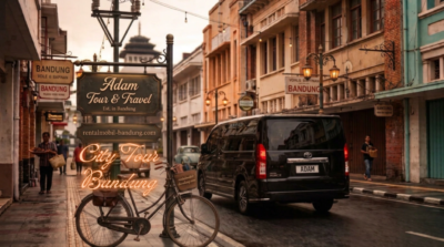 Suasana klasik city tour Bandung di kawasan Braga dan Asia Afrika bersama armada Adam Tour & Travel, dengan papan nama vintage dan sepeda tua di pinggir jalan.